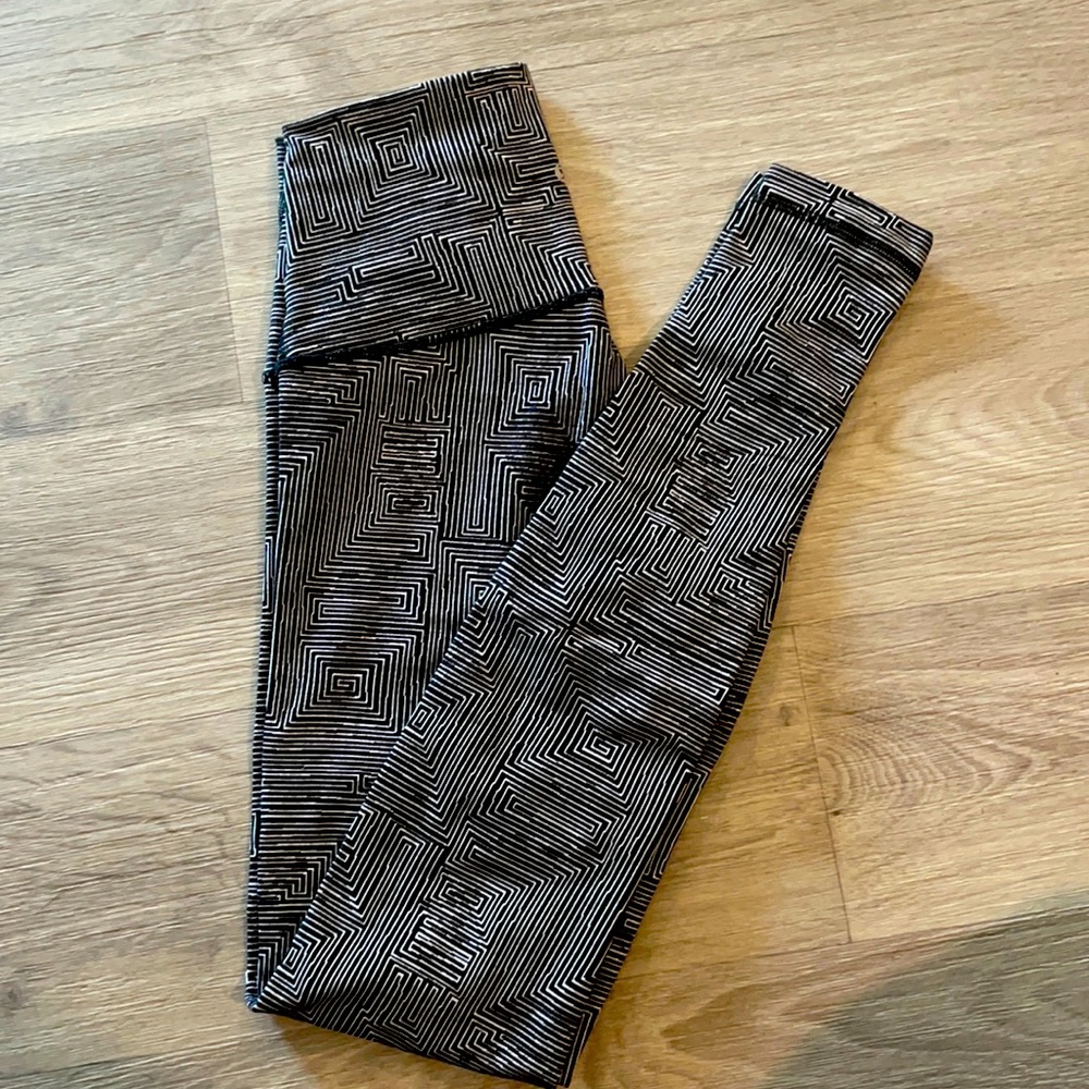 Lululemon full length (28”) legging with black and white geometric pattern